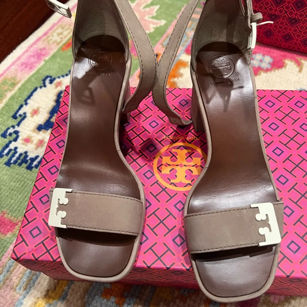 NWT Tory Burch Gavrielle Sandal color Fumo Size 7